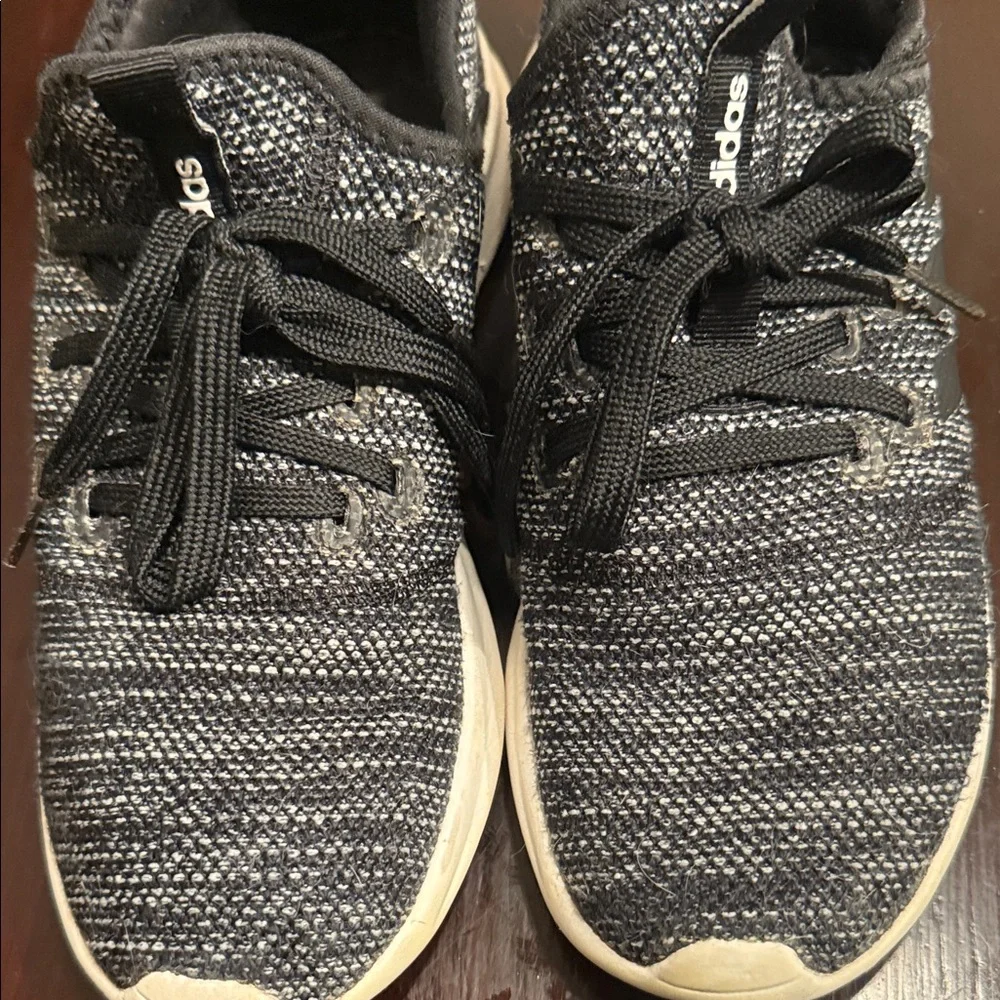 Adidas Women’s Black and White knit Sneakers Size 6 1/2 - Picture 3 of 5